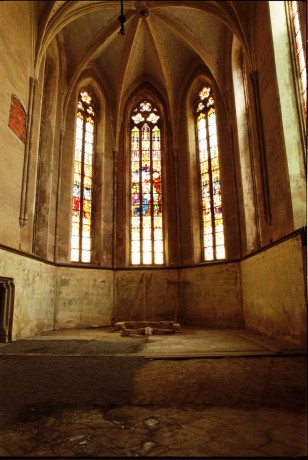 Prostory františkánského kostela v Chebu